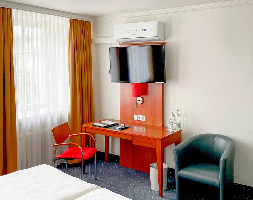 VRF-Wandgerät (oben) mit Easy Installation-Gehäuse.