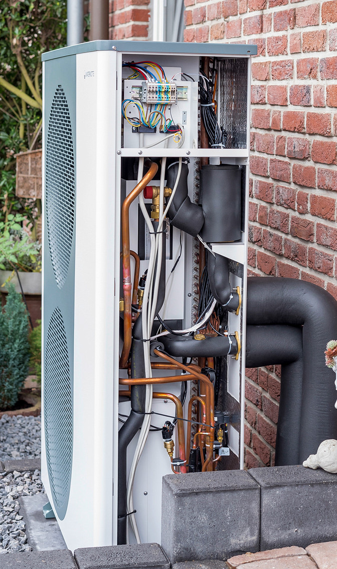 Außengerät der Wärmepumpe Basic Line Air Bloc mit Sicherheitsausstattung für R290: Sicherheitsventil (oben links), Gasabscheider (oben rechts) und Rückschlagkappe (unten).