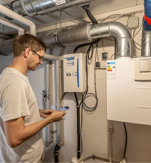 Direkt neben der Lüftungsanlage zur kontrollierten Wohnraumlüftung wurde der kompakte Dampfluftbefeuchter Condair RH montiert, der sich per Smartphone steuern lässt.