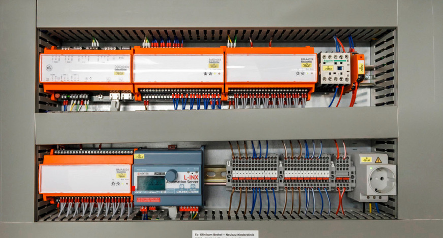 Schaltschrank mit Ein- und Ausgabemodulen: Im Kinderzentrum Bethel wurden rund 150 davon installiert. Diese Module nehmen in den DDC4000e analoge bzw. binäre Signale auf und steuern wiederum analoge bzw. binäre Regelungsvorgänge an.