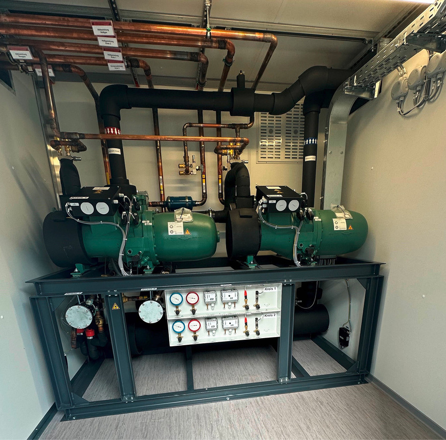 Aufgeräumtes Layout: Blick auf die Kälteanlage im Container
