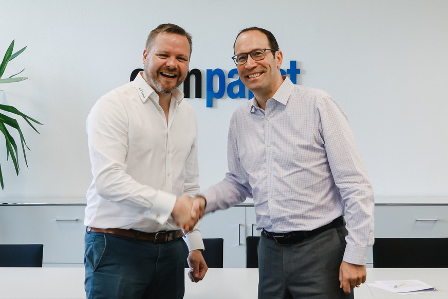 Handshake: Dr. Hannes Säubert und Tim Hannig besiegeln die Zusammenarbeit mit einem Handshake