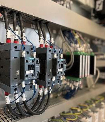 In einem übersichtlichen Schaltschrank sind die gesamte Steuerungs- und Sicherheitstechnik miteinander vereint. Dabei setzt der Anlagenbauer auf eine Steuerungsvariante, die Schütze und Relais verwendet, da sich deren Komponenten leicht tauschen lassen.