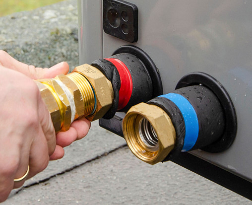 Bei einer 200-Prozent-Dämmung kann es im Anschlussbereich von Wärmepumpen sehr eng werden.