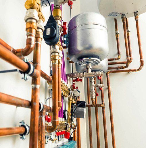 Auch heute noch sind viele Rohrleitungen in bestehenden Gebäuden nicht oder unzureichend gedämmt.