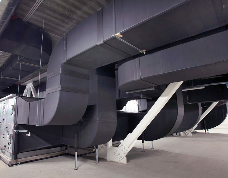 Obwohl durch un- oder nicht ausreichend gedämmten Luftkanäle erhebliche energetische Verluste entstehen, definiert auch das neue GEG keine Mindestdämmschichtdicken für Lüftungsanlagen.