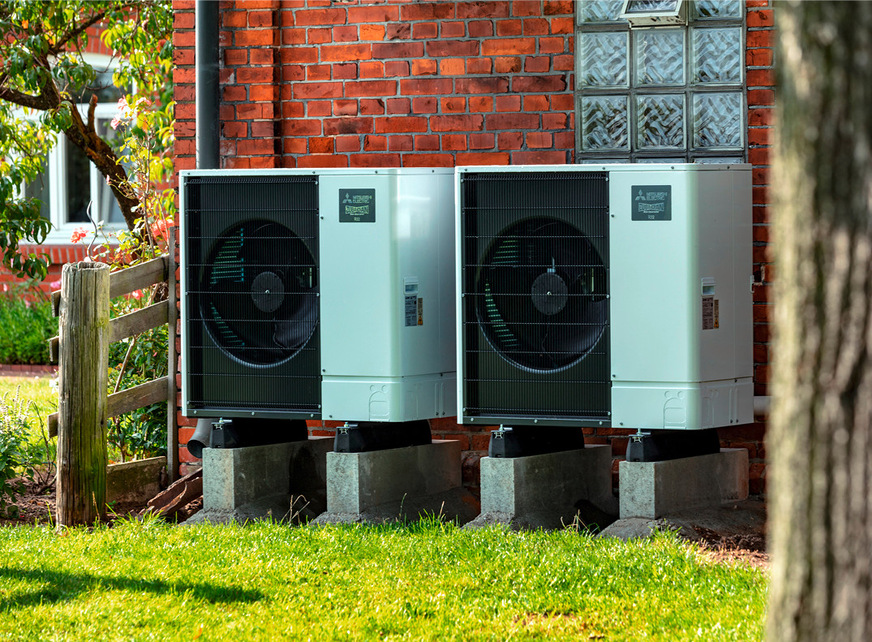Zum Einsatz kommen zwei kompakte Luft-/Wasser-Wärmepumpen Ecodan von Mitsubishi Electric, die als Kaskade im Außenbereich installiert worden sind.