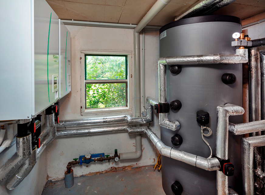 Für jede Außeneinheit steht im Technikraum ein Hydromodul bereit. Darüber hinaus sorgt das 1000 l-Kombispeichersystem für die Erwärmung des Trinkwarmwassers und des Heizungswassers.
