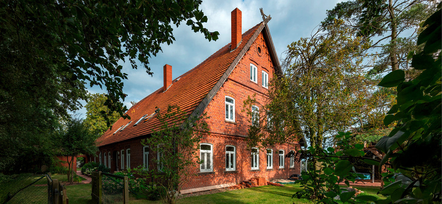 Das Wohngebäude hat eine Wohnfläche von rund 320 m², war beim Erwerb bereits in Teilen saniert, und beinhaltet nun etliche Wohnungen.