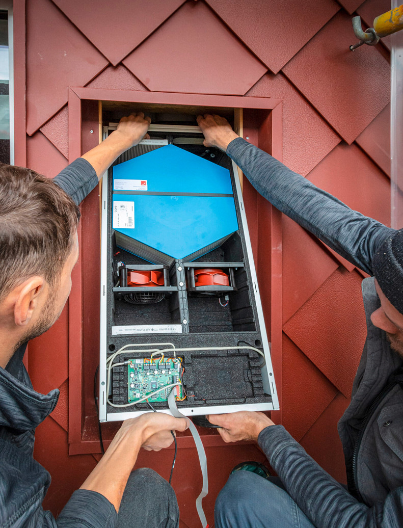 Die Komfort-Lüftungsgeräte haben Revisionsöffnungen an der Gebäudefassade und lassen sich daher von außen warten. Trotz des einfachen Zugriffs bleibt der Frostschutz auch bei eisigen Temperaturen erhalten.