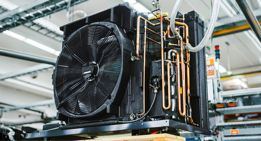 Der Verdichter einer Wärmepumpe CHA von Wolf ist durch spezielle Schwingungsdämpfer doppelt vom Gehäuse schallentkoppelt und zusätzlich mit Akustik-Vlies ummantelt.