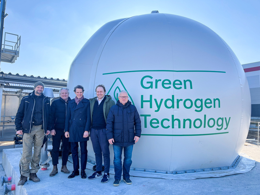 Von links: Daniel Buchholz (Technischer Projektleiter, GHT), Harald Mayer (GHT-Gründer), Dr. Nicolas Dohn (Leiter der Wasserstoff-Aktivitäten bei Westfalen), Robert Nave (GHT-CEO) und Jürgen Kienle (Businessmanager Spezialgase bei Westfalen). Foto 2: In einer solchen Waste-to-Hydrogen-Anlage von GHT entsteht umweltfreundlicher Wasserstoff, mit dem Westfalen Kunden in der Mobilität und Industrie versorgen will.