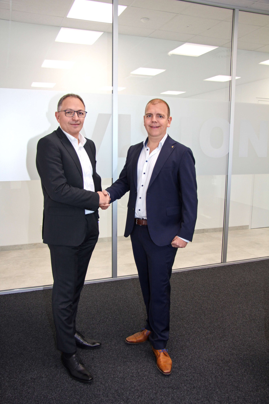 Dennis Ziehl (rechts), der Aufsichtsratsvorsitzende von Ziehl-Abegg, begrüßt Marco Altherr als neuen Finanzvorstand des Unternehmens