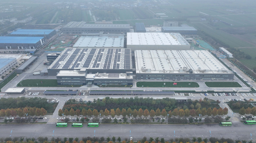 Die 27.000 Quadratmeter große Erweiterung (linkes und rechtes Gebäude hinten) soll bis Mitte 2025 abgeschlossen sein.