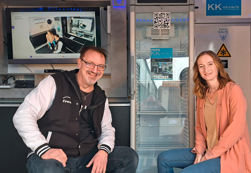 Warum wir so grinsen? Weil wir feststellen, dass aus diesem Gespräch heraus drei weitere Videos entstehen werden.