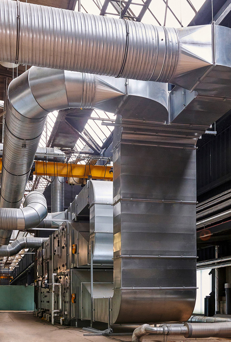 Das RLT-Gerät KG Top von Wolf für die Klimatisierung des Surfbeckenbereichs steht auf einem neu in die Halle eingefügten flachen Baukörper. Die Luftleistung beträgt maximal 14.000 m³/h.