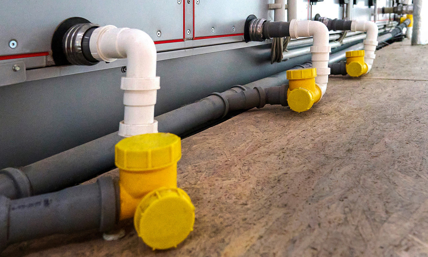 Die Hallenluft wird bei geringer Belegung sowie außerhalb der Öffnungszeiten vom RLT-Gerät KG Top im Umluftbetrieb gefahren und dabei über ein Kühlregister entfeuchtet.