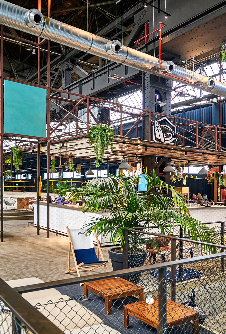 Weitwurfdüsen über beiden Beckenrändern drücken die witterungsabhängig temperierte Frischluft in Richtung Wasserbecken und erzeugen damit jeweils einen Frischluftschleier.