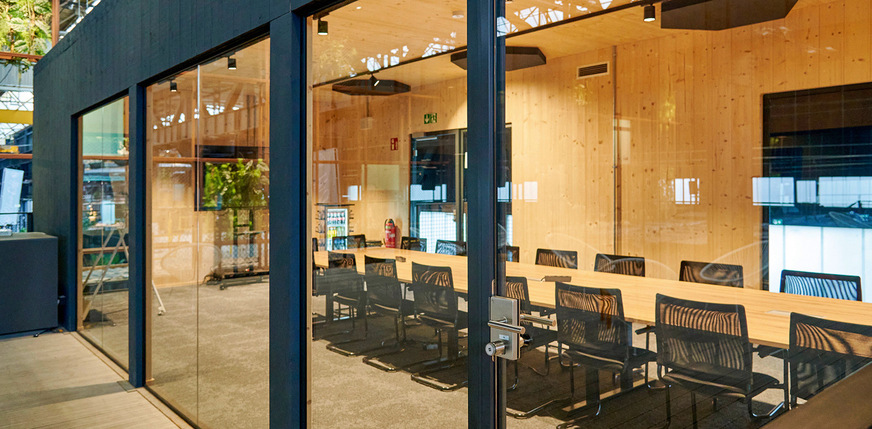 Die klimatisierten Konferenzräume bieten Platz für 6 bis 80 Personen. Sie sind angenehm beleuchtetet und mit digitalen Whiteboards und 4K Screens ausgestattet, um insbesondere kreative Besprechungen möglich zu machen. Große Fensterfronten geben den Blick in die Halle frei.