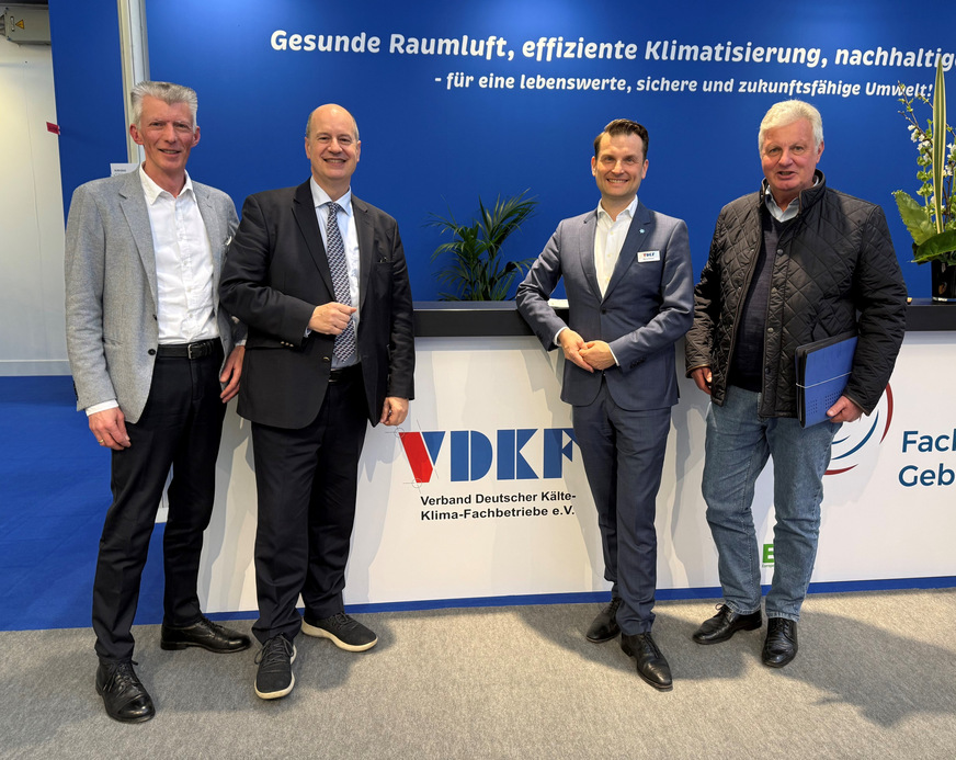 Auf der Messe ISH in Frankfurt beschlossen die Verbände EPEE und VDKF die gegenseitige Mitgliedschaft. Von links: Christoph Brauneis (Beauftragter Politik & Medien, VDKF), Russell Patten (Director General EPEE), Marcel Rehder (VDKF-Geschäftsführer), Jürgen Goeller (Strategy Director EPEE)