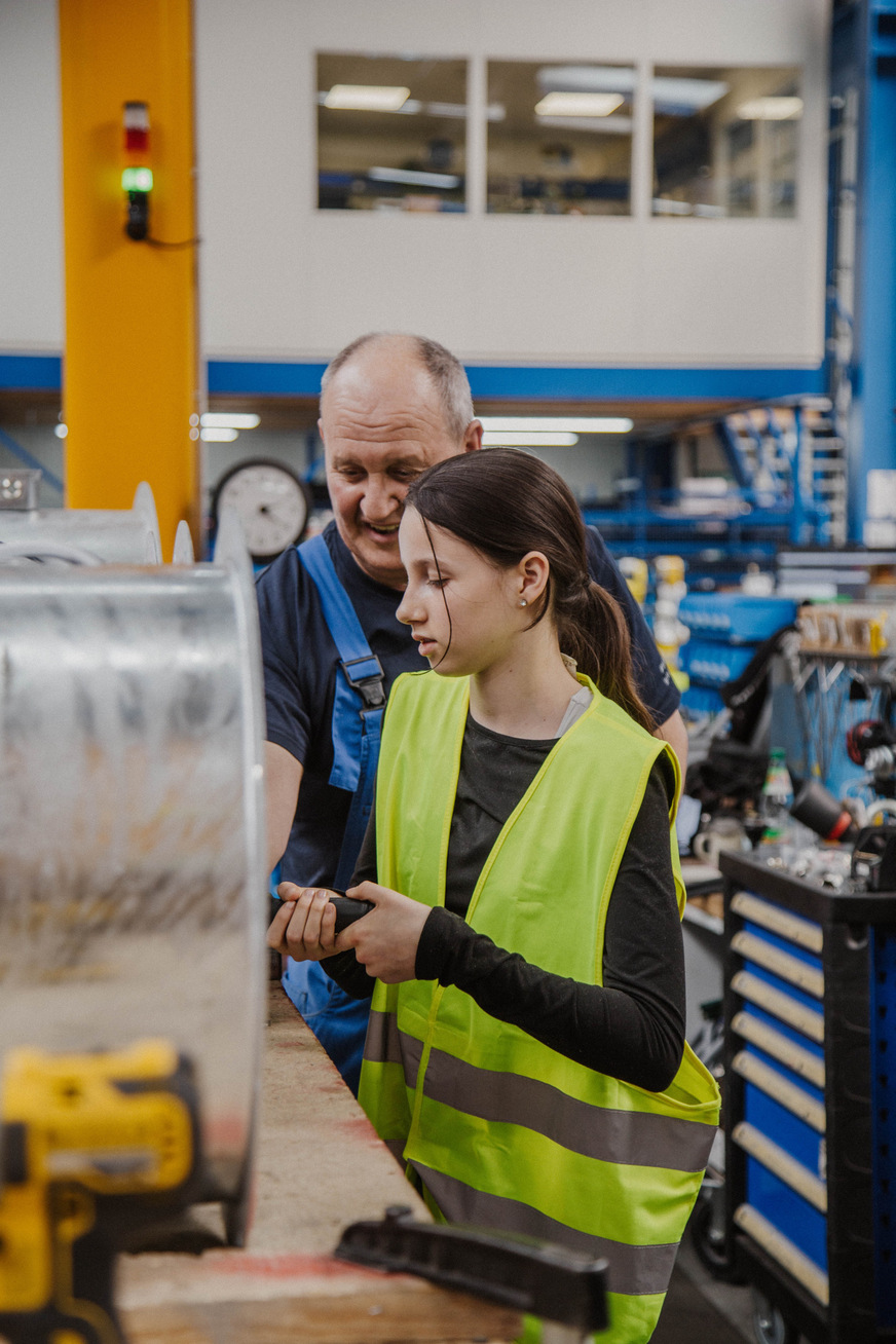 In der Produktion: Eine Schülerin, Fiona Sohns aus Boxberg, fasst ihre Eindrücke begeistert zusammen: „Ich wusste vorher nicht genau, was mich erwartet, aber es hat einfach richtig Spaß gemacht! In den Osterferien will ich ein weiteres Praktikum machen.“