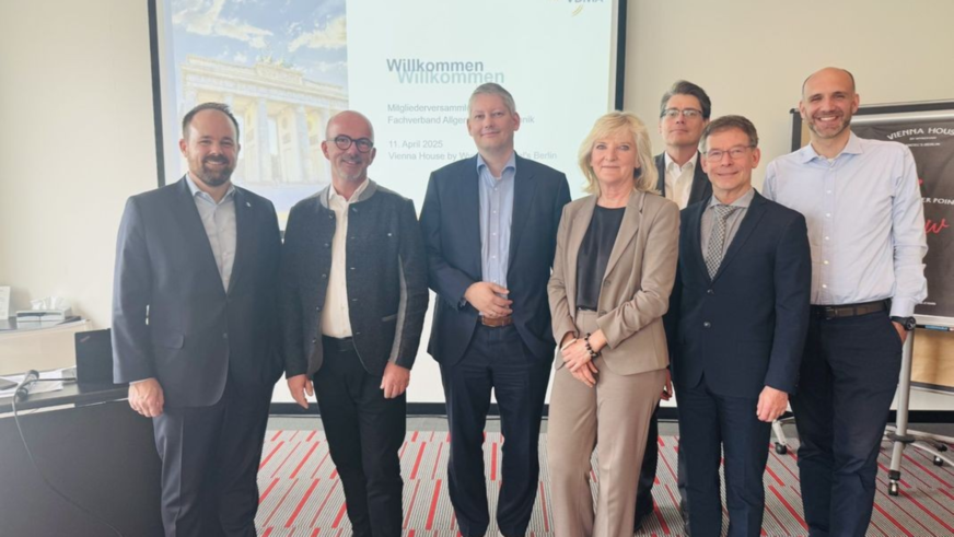 Geschäftsführer Robert Hild (links) mit dem neuen Vorstandsvorsitzenden Dr. Urs Herding (2. v. li.) und Vorstandsmitgliedern.