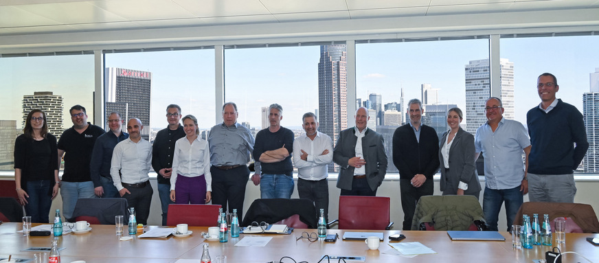 Die FGK-Arbeitsgruppe „Instandhaltung und Reinigung von RLT-Anlagen“wählte am 8. April im Torhaus der Messe Frankfurt Dr. Katharina Conzelmann (6. v. l.) zurstellvertretenden Arbeitsgruppenvorsitzenden. Zdenko Engl (6. v. r.) ist weiterhin Vorsitzender.