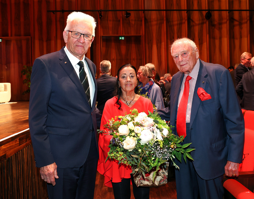 Baden-Württembergs Ministerpräsident Winfried Kretschmann gratulierte Prof. Dr. h. c. mult. Reinhold Würth, Ehrenvorsitzender des Stiftungsaufsichtsrats der Würth-Gruppe, zum 90. Geburtstag und überreichte Carmen Würth einen Blumenstrauß.