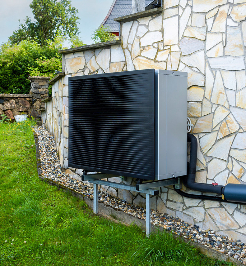 Das Außengerät Daikin Altherma 3 H HT wurde im Garten an der Hausrückseite aufgestellt.