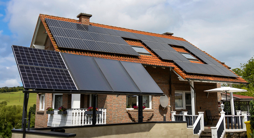 Photovoltaikanlage und Solarthermie – Ideale Kombination für die Stromerzeugung und Warmwasserbereitung mit der Energie der Sonne.