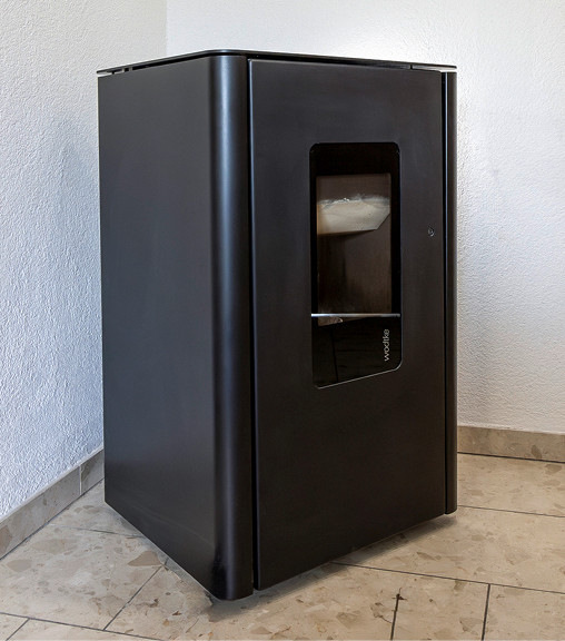 Auch der Pelletofen ist an die Wärmepumpe bzw. deren Pufferspeicher angeschlossen und liefert zusätzliche Wärmenergie.