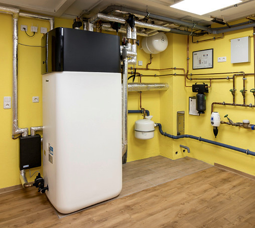 Platzgewinn im Keller: Aus dem ehemaligen Heizungskeller ist eine geräumige Waschküche geworden, in der auch das Innengerät der Wärmepumpe untergebracht ist.