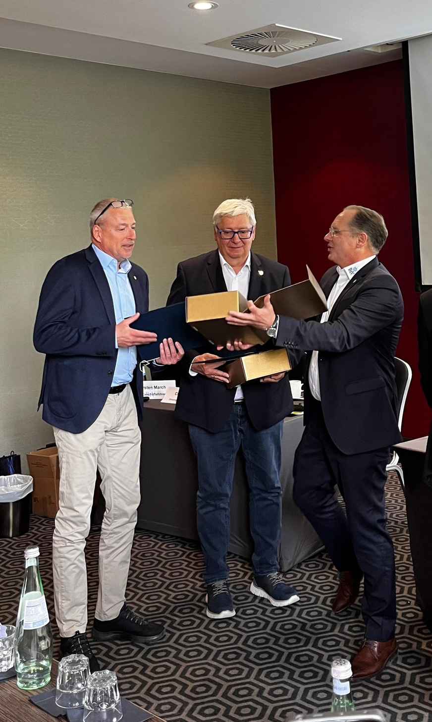 Ein Dankeschön für die Geehrten: Björn Sielaff überreicht Präsente