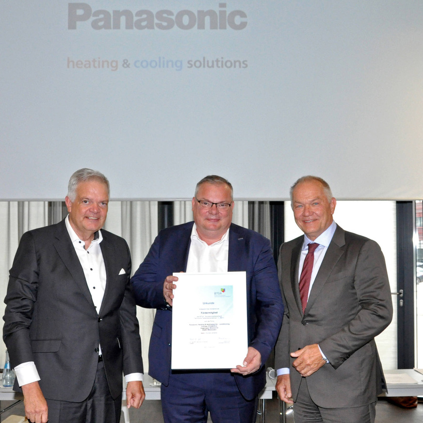 Karsten Tolsdorf (Mitte), Head of Key Account Management, nahm die Mitgliedsurkunde von Bernhard Dürheimer (l.) und Jan Opländer (r.) entgegen.