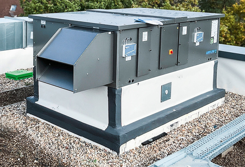 Das zentrale Lüftungsgerät Duplex 2500 Multi Eco-N ist ebenfalls für die Versorgung von Nebenbereichen im Schulneubau zuständig. Alle Multi Eco-Geräte enthalten einen effizienten Kreuzgegenstrom-Wärmeübertrager und erzielen einen Wärmerückgewinnungsgrad von bis zu 93 Prozent.