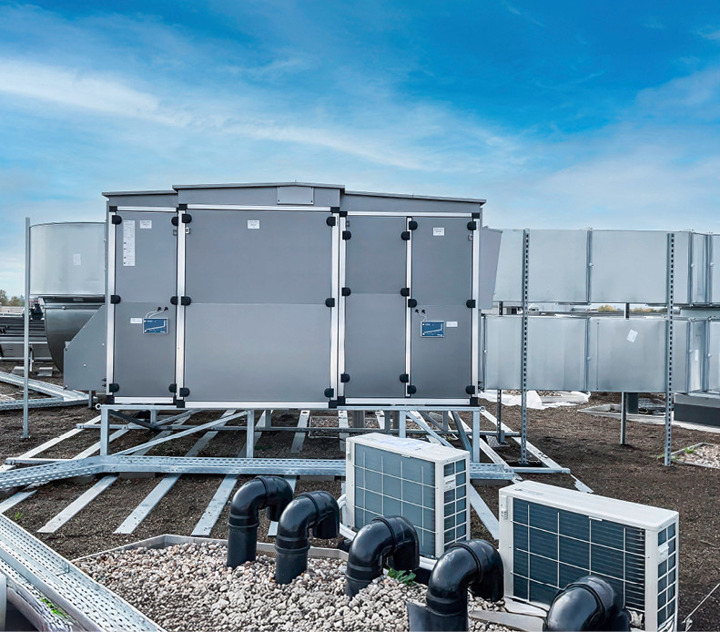 Das große zentrale Lüftungsgerät Duplex 9000 Mult  Eco-N wurde auf dem Dach installiert und versorgt größere Nebenbereiche und Flure der Schule.