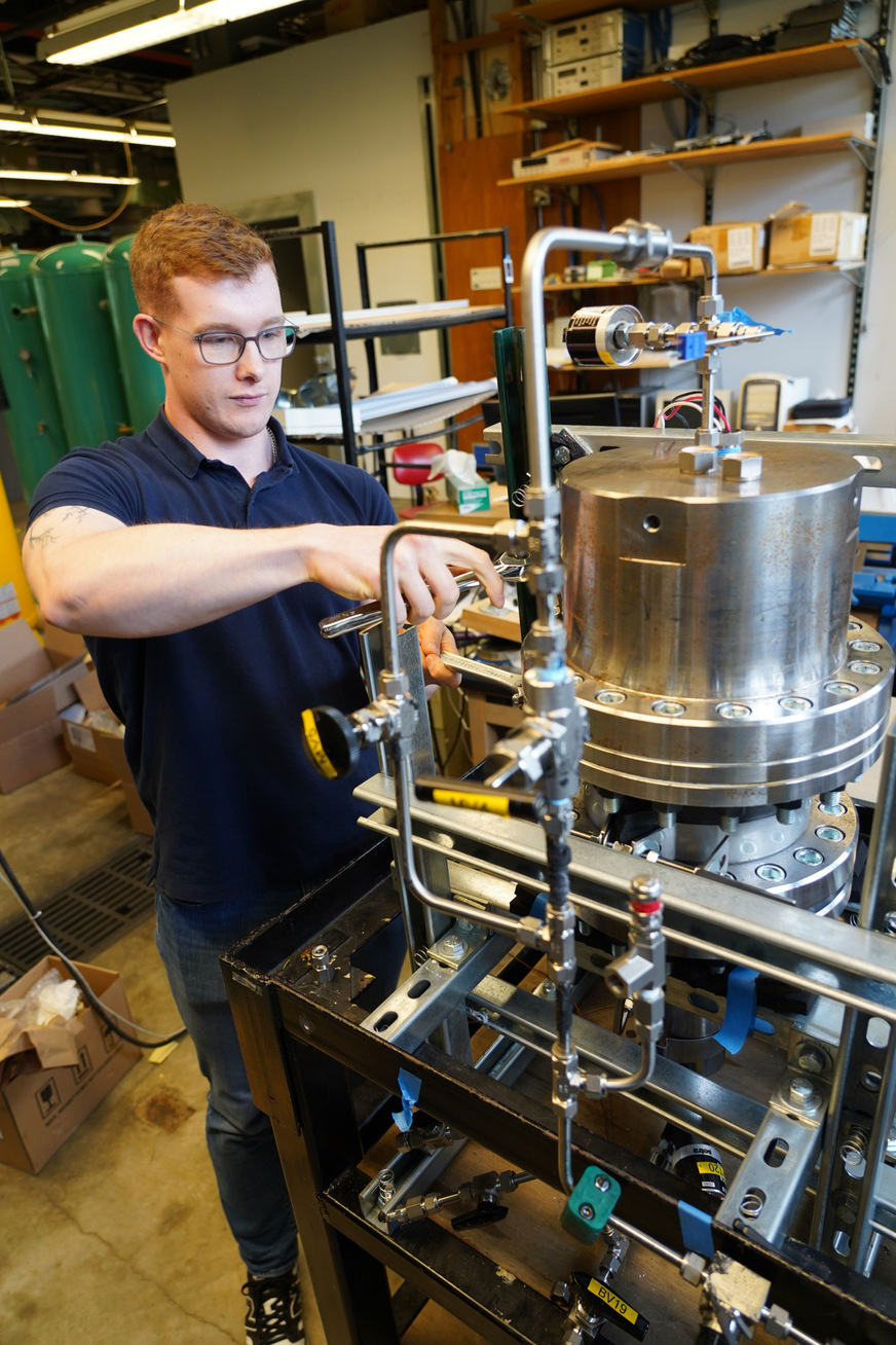 Lukas Bruchhaus forscht zum Thema Effizienzverbesserung von CO2-Kälteanlagen