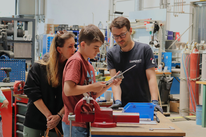 Technik zum Anfassen - Bei verschiedenen Mitmachstationen konnten Besucher:innen ihre handwerklichen Fertigkeiten testen