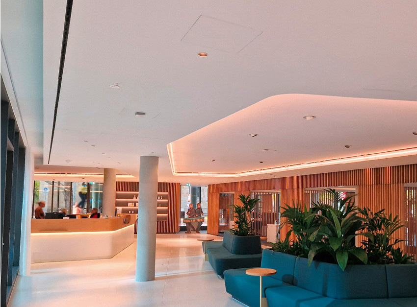 Schlitzdurchlässe Indul von Kiefer fügen sich unauffällig in jede gewünschte Deckenarchitektur ein. In diesem Fall sind sie entlang der Fensterfront integriert.