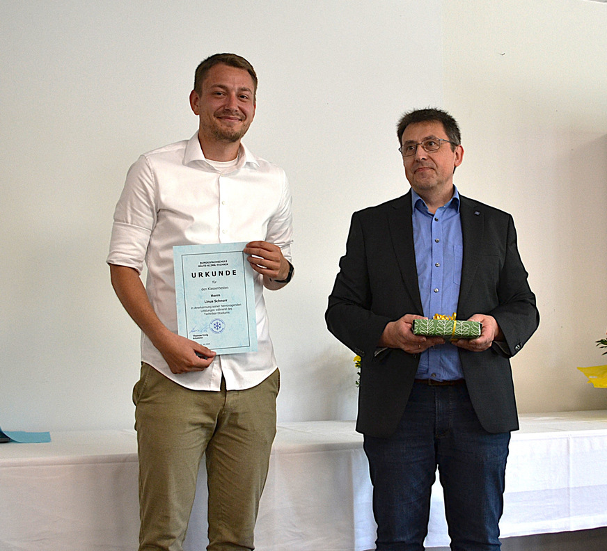 Der Prüfungsbeste Linus Schnurr und BFS-Schulleiter Thomas Emig