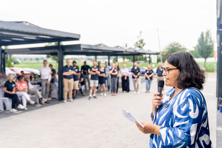 Geschäftsführerin Heike Dirmeier begrüßt die Gäste zur Einweihung des Neubaus