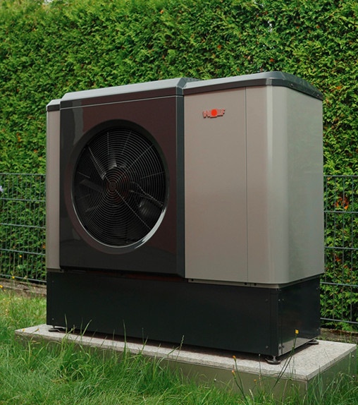 Die Außeneinheit der Wärmepumpe CHA-Monoblock von Wolf unterbietet im Nachtbetrieb den Immissionsrichtwert der TA-Lärm um 6,5 dB(A). Daher spielt die kaum wahrnehmbare Schallentwicklung auf dem Grundstück und bei den Nachbarn keine Rolle.