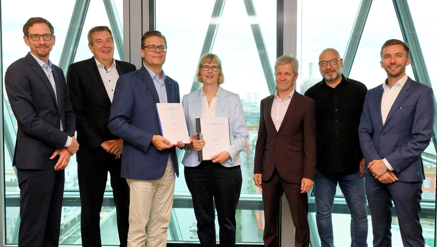 Die Unternehmensgruppe Nassauische Heimstätte und der Wärmepumpenhersteller Daikin nach der Vertragsunterzeichnung. (v.l.n.r.: Michael Mahlich (Geschäftsführer MET), Thorsten Becker (Senior Consultant Real Estate Solutions Daikin Airconditioning Germany), Martin Krutz (Geschäftsführer Daikin Airconditioning Germany), Monika Fontaine-Kretschmer (Technische Geschäftsführerin NHW), Urban Keller (Leiter Contracting MET),Alexander Wagner (Leiter Kompetenzcenter Einkauf und Vertragsmanagement NHW), Thomas Gernert (Manager Real Estate Solutions Daikin Airconditioning Germany))