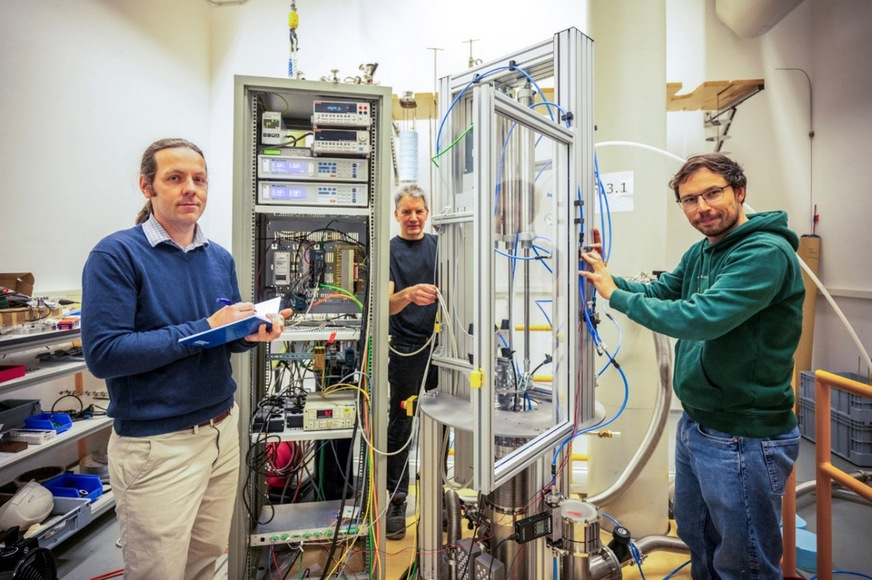 Dr. Tino Gottschall und Norman Schubert (HZDR) mit Thomas Platte (MAGNOTHERM) vor dem HyLICAL-Demonstrator.