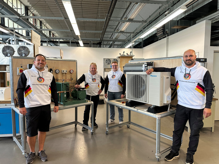 André Pauly und Karsten Beermann (Mitte im Bild) präsentieren die Übungsanlagen zusammen mit Robin Ratajczak (Observer) (links) und Mehmet Özer (Schulleiter IKKE gGmbH) (rechts)
