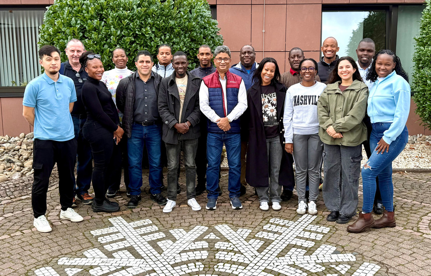 Teilnehmerinnen und Teilnehmer der internationalen Cool Training-Gruppe aus 14 Ländern