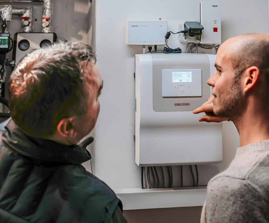 Für ein Zusammenspiel von Wärmepumpe und PV-Anlage ist das Internet Service Gateway (ISG) von Stiebel Eltron mit integrierter Kommunikations-Schnittstelle SG-Ready zuständig. Es vernetzt beide Systeme miteinander, sodass ein größtmöglicher Anteil des verfügbaren PV-Stroms für den Wärmepumpenbetrieb eingesetzt werden kann.