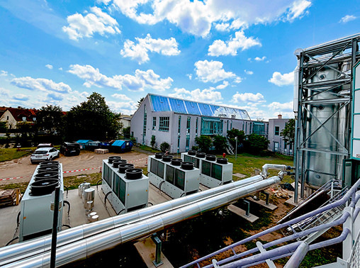 Blick auf die Verrohrung der Wärmepumpen mit 900 kW Gesamtheizleistung.