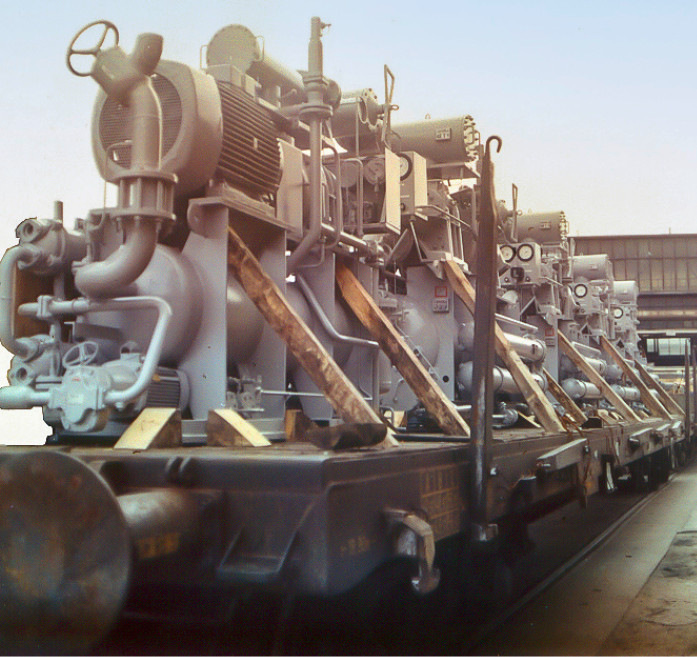 Ab den 70er-Jahren des letzten Jahrhunderts wurden einstufige Schraubenverdichteraggregate für den Schiffbau gefertigt.