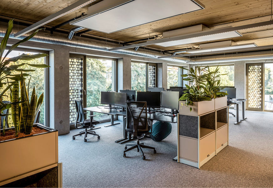 Das aktive Akustiksegelsystem Indusail Sonic plus mit integrierter Umluftkühlung bewirkt nicht nur stets angenehme Raumtemperaturen, sondern auch eine ideale Lichtreflexion und Raumakustik.